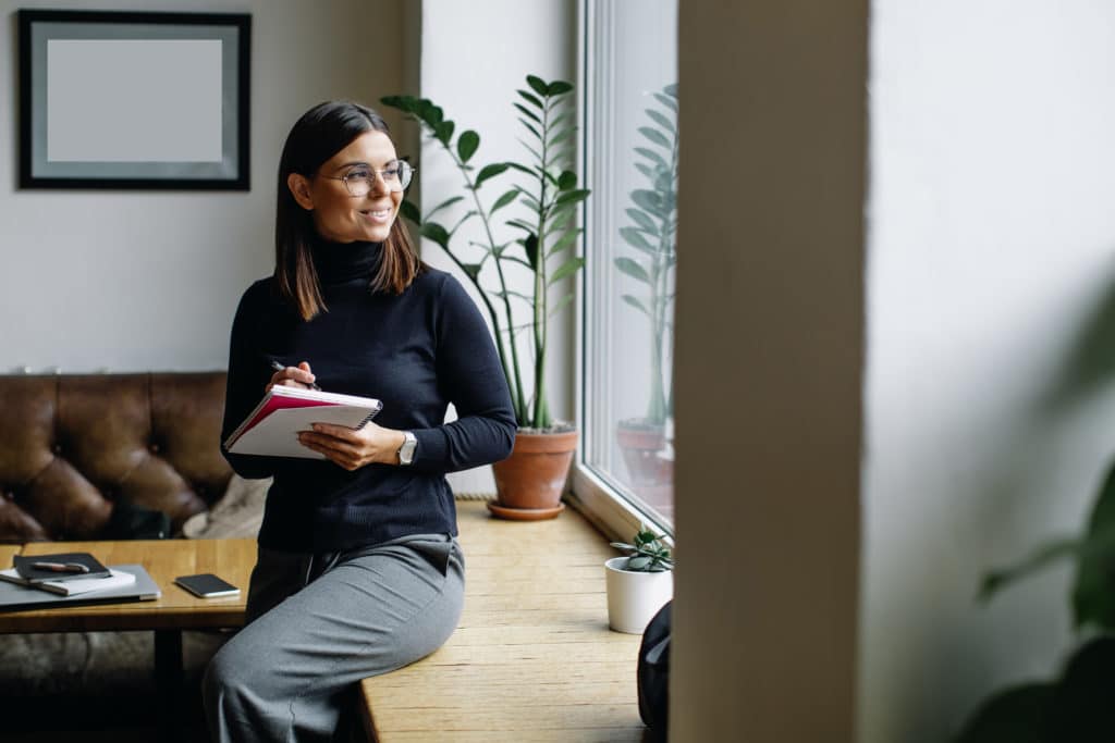 Yrittäjä istuu työhuoneessaan vaikuttuneena Yritysluoton lainanhakuprosessista, jossa yhdistyy nopeus, selkeys sekä läpinäkyvä hinnoittelu.