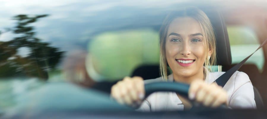 Yrityksen työsuhdeauto tuo verohyötyjä – nainen ajaa työsuhdeautoa.