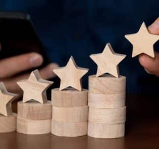 Yrityksen luottoluokitus esitettynä kasvavina tähtiarvosteluina puupylväillä.