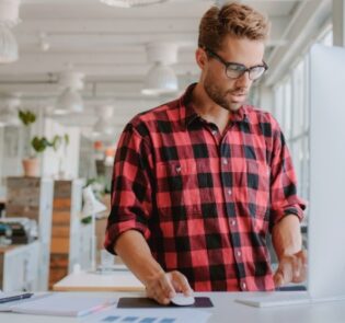 Yrittäjä tutkii, miten yrityslimiitti voisi hyödyttää häntä vaihtelevissa lainatarpeissa.